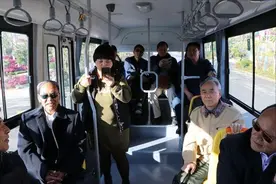 取消“公交老年卡”引热议，已有城市调整政策，免费坐车有何不当图片