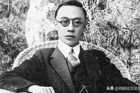 溥仪出狱后，跟着杜聿明参观故宫，售票员说：你买门票才可以进去图片