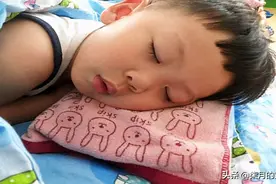 睡眠环境“不当”，会影响儿童发育，3种物件宝宝床边不能放图片