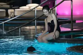 戚薇片场旧照被扒，与男演员戏水引起热议，被指没考虑老公的感受图片