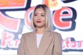 微胖女孩也可以穿出时髦感，王菊这样穿又美又个性图片