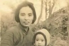 一名国军女中尉发现饭店爆满，换上旗袍找新四军：敌人马上要进攻图片