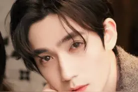 朱一龙三十多岁的人，少年气息满满。这样的“小三爷”你喜欢吗？图片