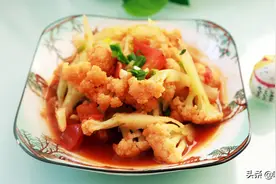 做一份孩子喜欢吃的蔬菜，美味百搭的西红柿配上菜花，孩子很爱吃图片