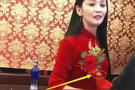 “漂亮婆婆”婚礼现场走红，到底是抢新娘风头，还是婆婆气场太强图片