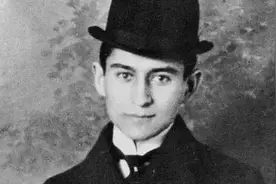 卡夫卡：尽管人群拥挤，但每个人都是沉默而孤独的图片