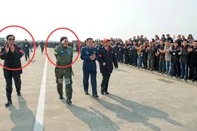 威龙首飞10年纪念，总师杨伟：墨镜大衣，笑容，狂放，胜利图片