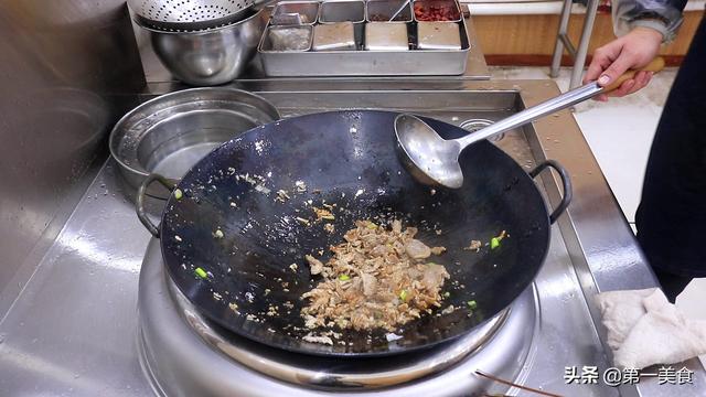 厨师长教你做家常白玉菇炒肉片，肉片滑嫩不柴，越吃越香越下饭