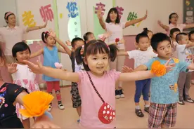 入学第一天宝宝丢失金手镯，宝妈无视校规，反对老师发飙图片