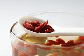 75岁女性喝枸杞茶中毒！枸杞子是干吃好，还是泡水、熬汤更好？图片