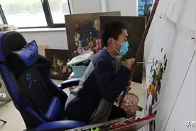 人物故事 | 新华社记者镜头里的残疾画师图片