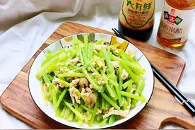 炒芹菜要不要焯水呢？跟着大厨学了一招，清爽翠绿，很多人不懂图片