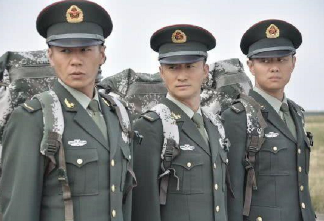 剧中王艳兵和李二牛是士兵，何晨光是军官，小编为你解答
