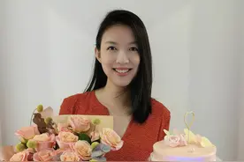 张梓琳首晒俩孩子合影，胖妹手捧二胎温柔亲吻，娘仨凑一块好有爱图片
