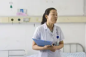 61岁大爷将玻璃杯塞入肛门！竟是为了缓解直肠炎？医生直呼离谱图片
