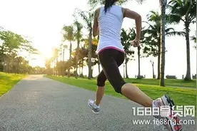 夏季跑步是穿长裤好还是穿短裤好 夏季什么时间段跑步最好图片