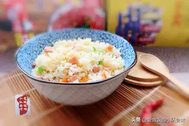 过年炒一盘黄金炒饭，米粒金黄，饭香好吃，寓意招财进宝喜洋洋图片