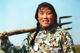 21岁姑娘挖出价值10亿国宝，献宝后获奖拖拉机，如今国宝放在哪？图片