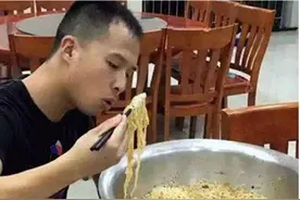 当兵的饭量有多大？网友：一名94的兵，肉包子26个，手工馒头17个图片