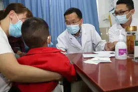 中南医院泌尿外科专家张卫兵：每周自驾到蕲春坐诊，已坚持4年图片