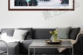 客厅沙发背景墙挂什么画好？山水画，前有流水，后有靠山图片