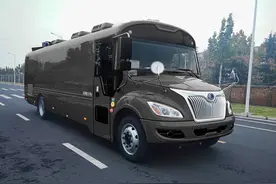 国产擎天柱版餐车！这外观太霸气了，搭载4.1L柴油动力图片