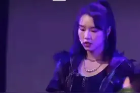 21岁女偶像演出突发意外！倒地不起爬向后台，观众惊呼场面混乱图片
