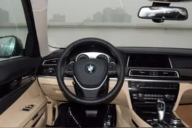 网友偶遇“最牛宝马”，看到车尾后笑的肚子疼，直呼：“社会”图片