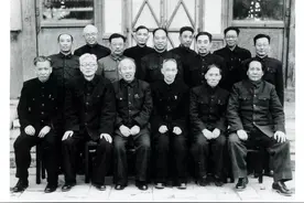 他是毛主席的老师，革命最黑暗的时刻，徐特立为何主动申请入党？图片