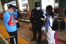 15岁女孩到校不报到偷坐火车见网友，父母坐飞机一路追来图片