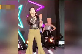 42岁王蓉签约网红公司！劲歌热舞状态好，网友：又一个成网红图片
