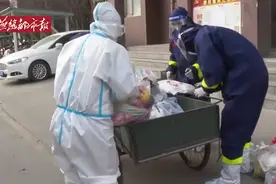 石家庄：消防指战员化身“搬运工”为居民送温暖图片