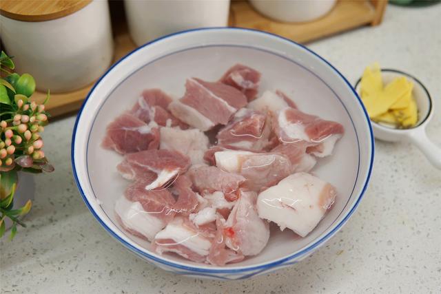 冬至进补，春天打虎，炖“羊肉胡萝卜汤”有窍门，汤白鲜香膻味小