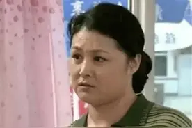 被赵本山力捧15年，50岁无子无女，“谢大脚”于月仙后悔了吗？图片