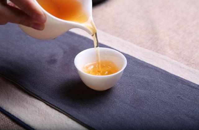 老包说茶：茶叶中主要有哪些物质？