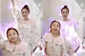 李小璐母女穿同款睡衣跳舞，甩头换西装变酷女孩儿，甜馨又美又飒图片