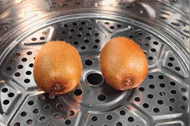 把猕猴桃放入蒸锅里2分钟，真的很厉害，这个方法用钱也买不到视频封面
