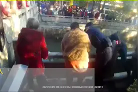 寒风天下河救人，脱下警帽的瞬间“破防”了！图片