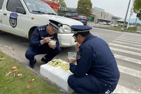 宁波这群城管为何蹲在马路边吃饭？背后的真相是这样的……图片