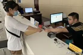 高考考生不慎将身份证弄丢，四平市政务大厅公安户政窗口周末加班办理图片