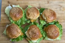 儿媳妇在家做汉堡，婆婆说比外面的都好吃，一口气吃3个才满足图片