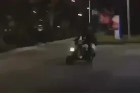 EDG夺冠，有人仅穿内裤举着旗子狂奔！英雄联盟官方最新发声图片