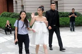 颖儿身材纤细真会穿，穿白色抹胸裙配粉色绑带鞋，效果惊艳图片