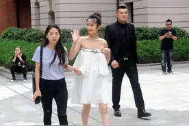 颖儿身材纤细真会穿，穿白色抹胸裙配粉色绑带鞋，效果惊艳图片