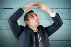 纪检监察机关对留置人员，会给其戴手铐吗？图片