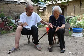101岁小脚奶奶，丈夫比她小9岁，老两口1年吃600多斤西红柿鸡蛋图片