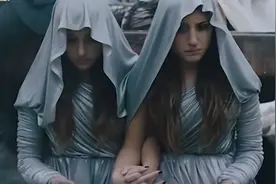 形影不离：连体姐妹从小共用身体，姐姐结婚那天妹妹尴尬了图片