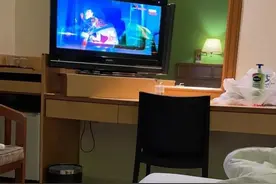 房东确诊了，我拿着行李在家楼下坐着，不知该何去何从图片