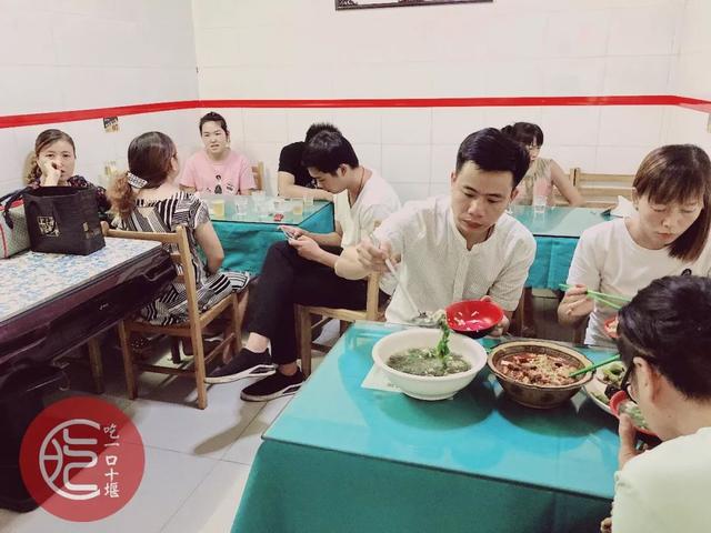「十堰美食」去了这家只有8张台的人气饺子馆,没吃到饺子却被老板娘的隐藏手艺惊艳