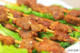想吃羊肉串不用去夜市，做法诀窍教你在家烤，羊肉鲜嫩多汁又焦香图片